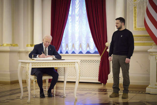 Rusya-Ukrayna savaşının yıl dönümü öncesinde ABD Başkanı Biden'dan Kiev'e sürpriz ziyaret - Dünyadan Haberler