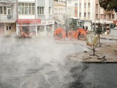 Soğukta dökülen asfalt caddeyi saunaya dönüştürdü