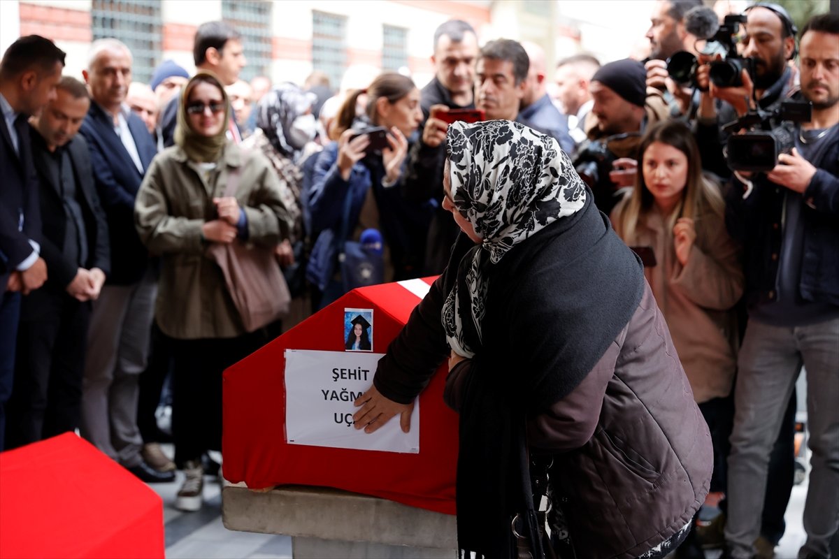 Taksim deki patlamada şehit olan anne ve kızına veda #7