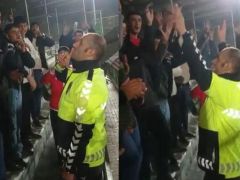 Trafik polisi, amatör maçtaki tartışmayı ‘amigoluk’ yaparak sonlandırdı