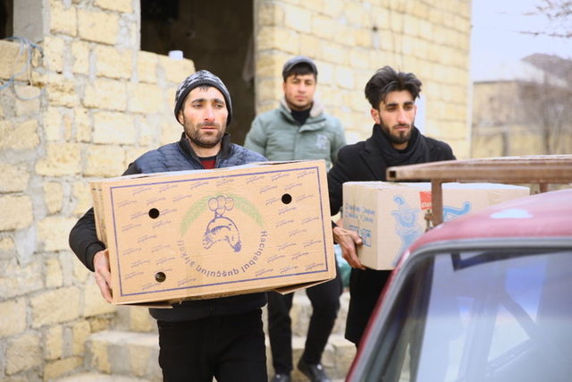 Aracının üzerine yüklediği yorganlarla Türkiye'ye yardım göndermek isteyen Azerbaycanlı yardım çalışmalarına katılacak