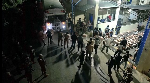 El Salvador'daki görüntüler gündem oldu: Ülkenin en tehlikeli suçluları böyle götürüldü