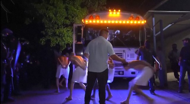 El Salvador'daki görüntüler gündem oldu: Ülkenin en tehlikeli suçluları böyle götürüldü
