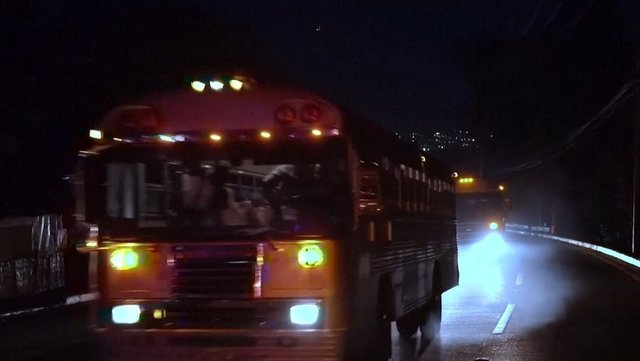 El Salvador'daki görüntüler gündem oldu: Ülkenin en tehlikeli suçluları böyle götürüldü