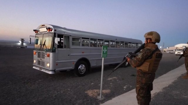 El Salvador'daki görüntüler gündem oldu: Ülkenin en tehlikeli suçluları böyle götürüldü