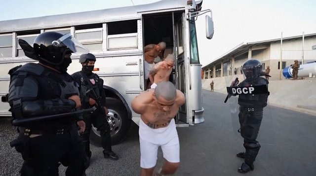 El Salvador'daki görüntüler gündem oldu: Ülkenin en tehlikeli suçluları böyle götürüldü