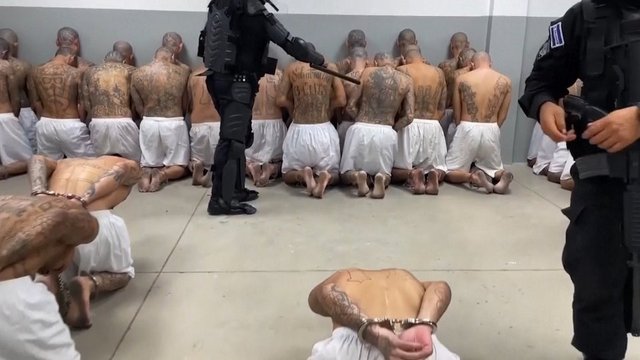 El Salvador'daki görüntüler gündem oldu: Ülkenin en tehlikeli suçluları böyle götürüldü