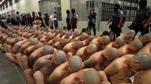 El Salvador'daki görüntüler gündem oldu: Ülkenin en tehlikeli suçluları böyle götürüldü