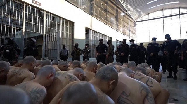El Salvador'daki görüntüler gündem oldu: Ülkenin en tehlikeli suçluları böyle götürüldü