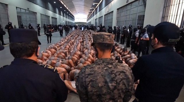 El Salvador'daki görüntüler gündem oldu: Ülkenin en tehlikeli suçluları böyle götürüldü
