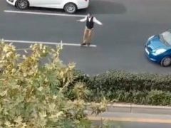 Yanından geçip giden araçları umursamayıp yol ortasında göbek attı