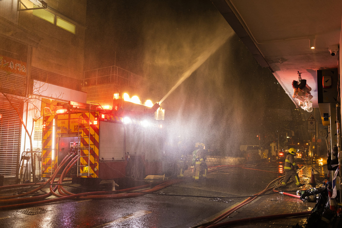 Hong Kong'da inşaat halindeki gökdelende yangın çıktı