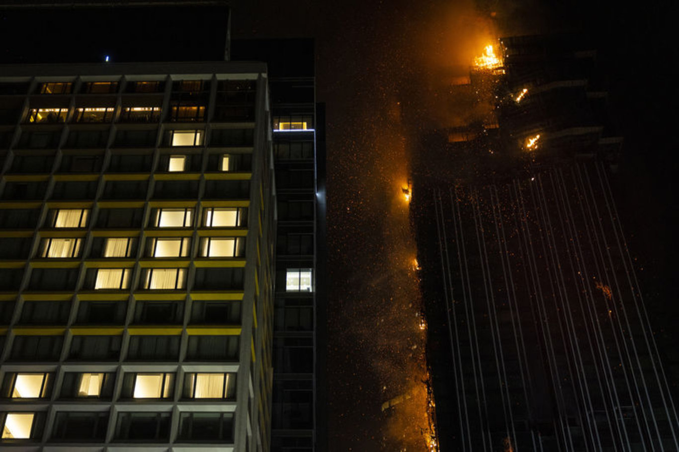 Hong Kong'da inşaat halindeki gökdelende yangın çıktı