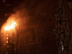 42 katlı gökdelen alev alev yandı