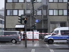 Almanya’da havalimanında bir adam aracıyla kalabalığa daldı!