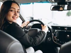 Araba direksiyonları neden sol taraftadır?