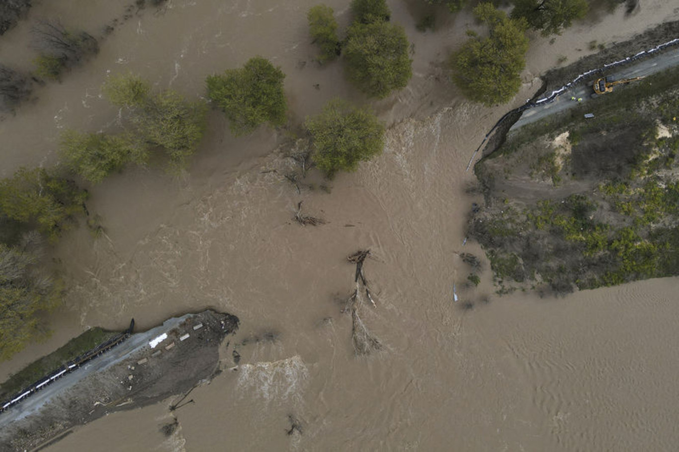 Günlerdir yağmur ve selin etkili olduğu California'da 'atmosferik nehir' fırtınası sürecek