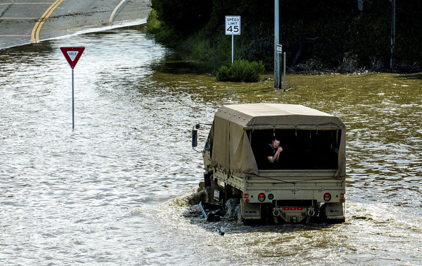 Günlerdir yağmur ve selin etkili olduğu California'da 'atmosferik nehir' fırtınası sürecek