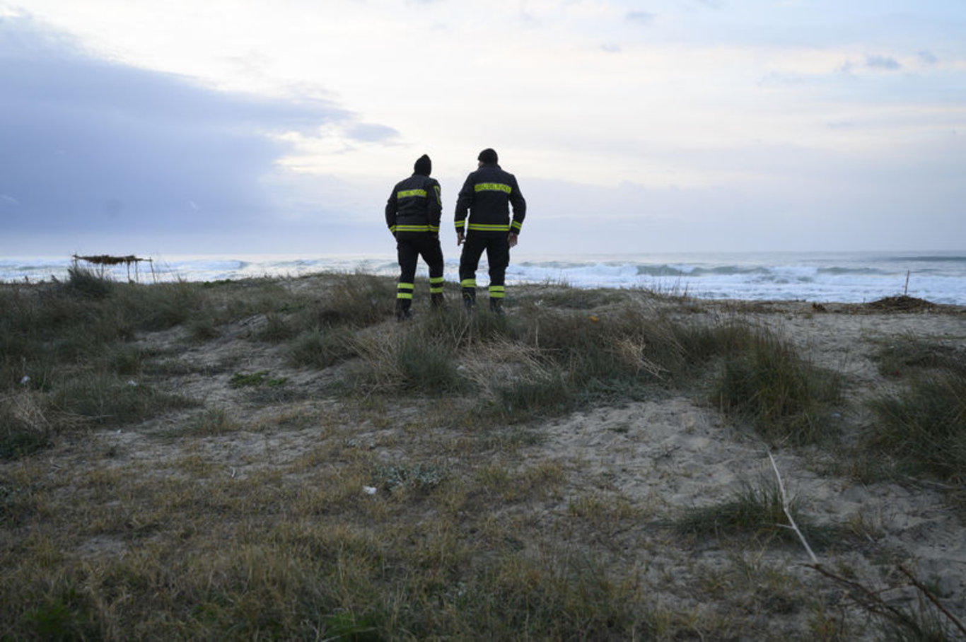 Batan göçmen teknesinde çok sayıda kişi hayatını kaybetti: İtalya'da neden müdahale edilmediği tartışılıyor