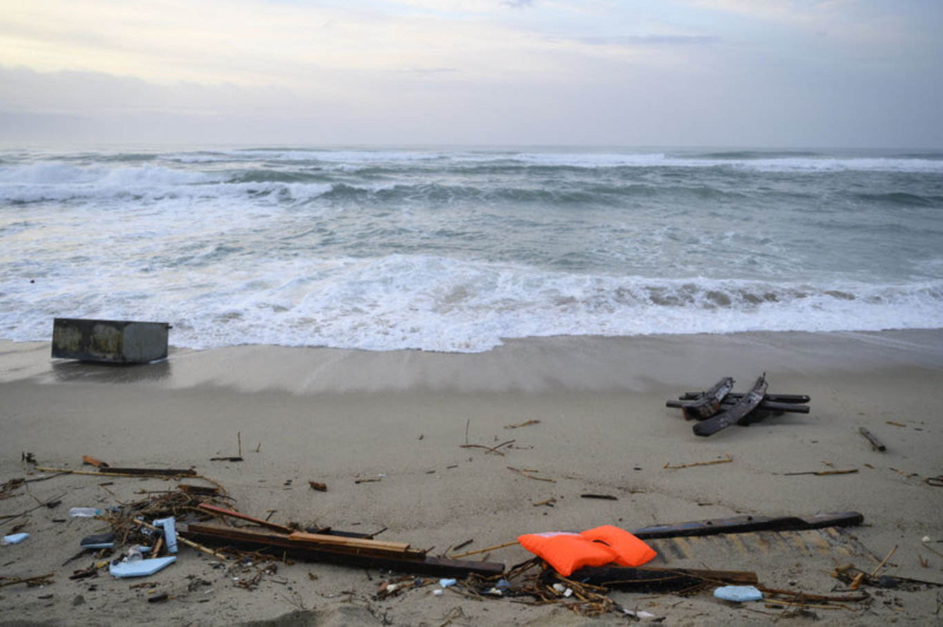 Batan göçmen teknesinde çok sayıda kişi hayatını kaybetti: İtalya'da neden müdahale edilmediği tartışılıyor