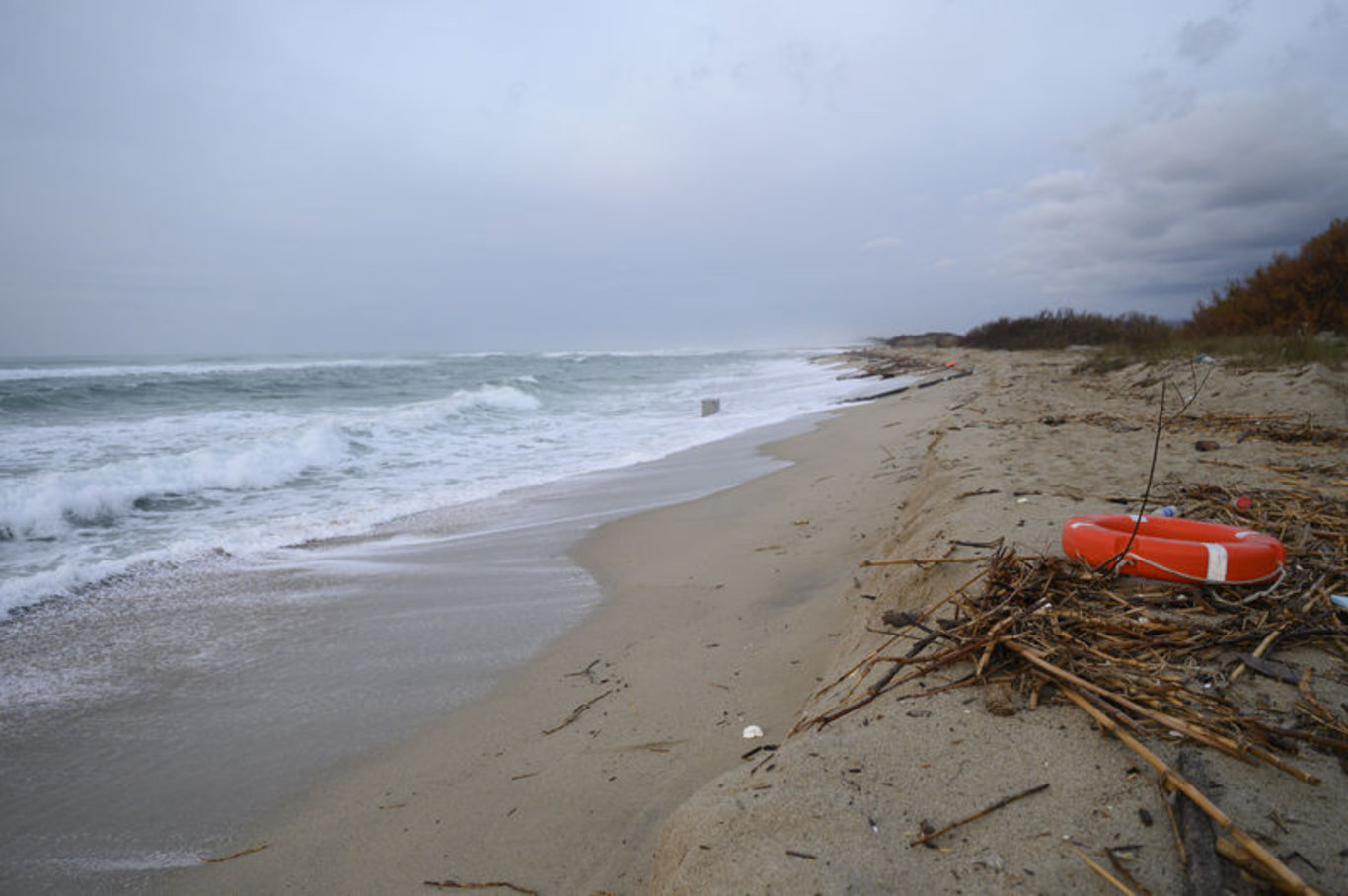 Batan göçmen teknesinde çok sayıda kişi hayatını kaybetti: İtalya'da neden müdahale edilmediği tartışılıyor