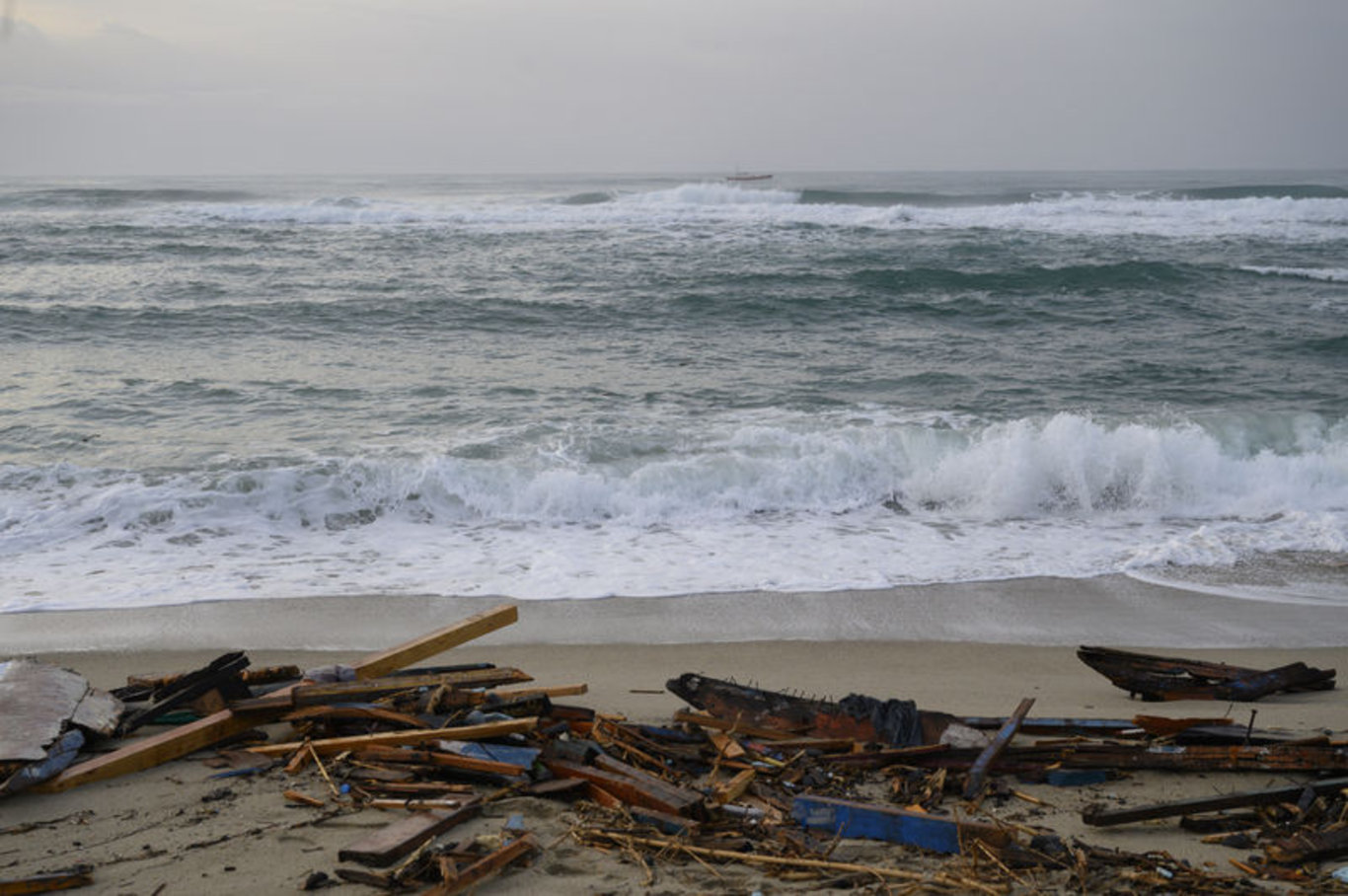 Batan göçmen teknesinde çok sayıda kişi hayatını kaybetti: İtalya'da neden müdahale edilmediği tartışılıyor
