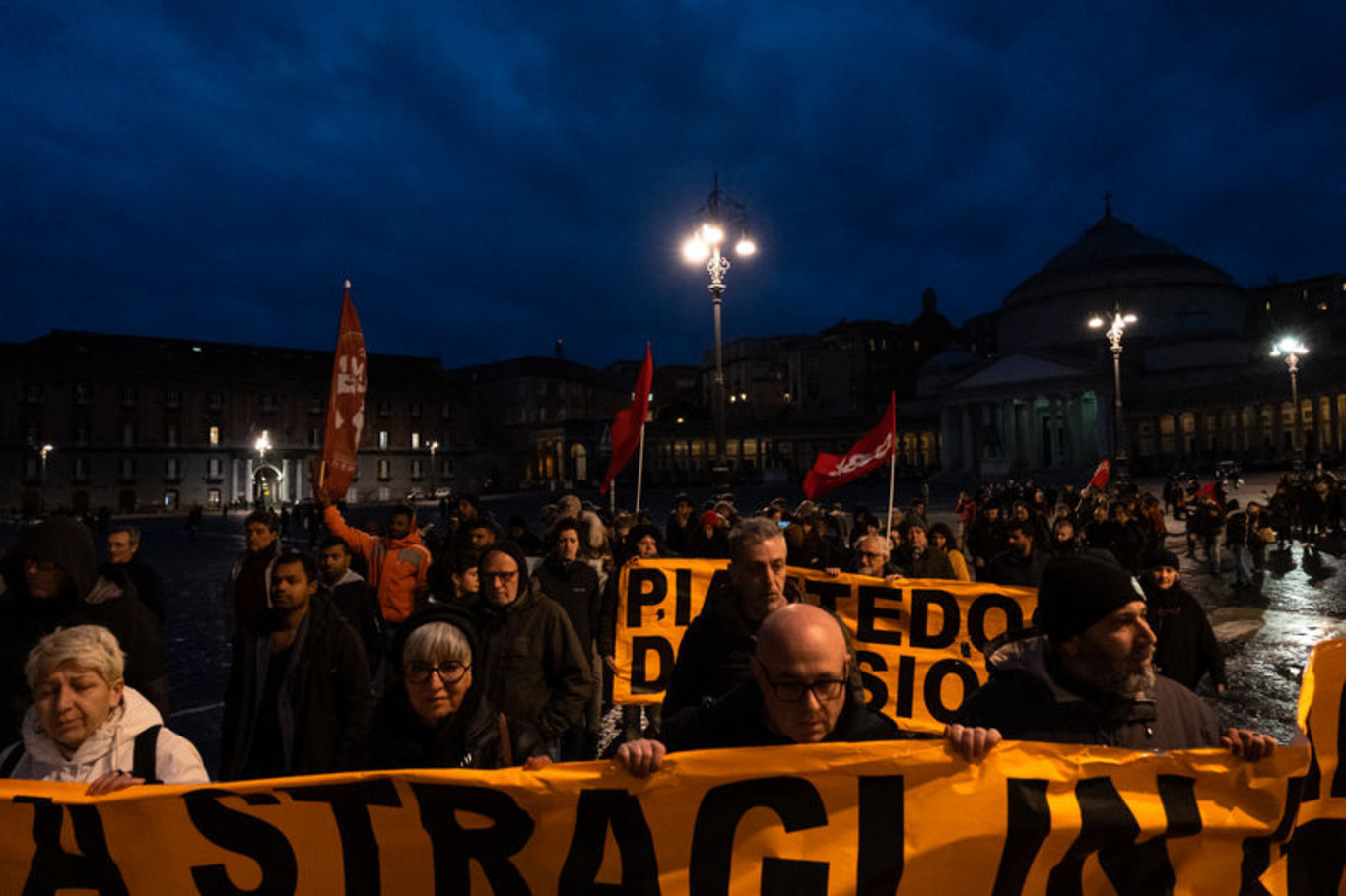 Batan göçmen teknesinde çok sayıda kişi hayatını kaybetti: İtalya'da neden müdahale edilmediği tartışılıyor