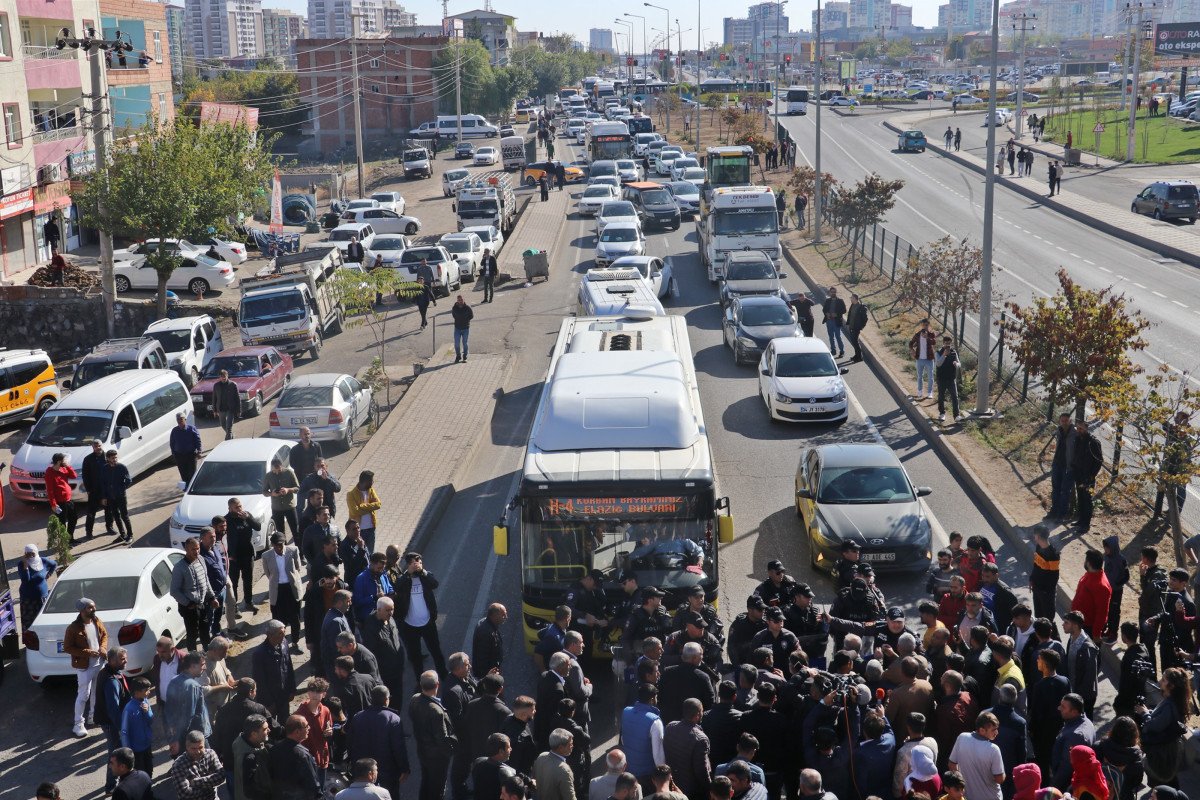 Diyarbakır’da elektrikleri kesilen mahalleli yolu trafiğe kapattı #1