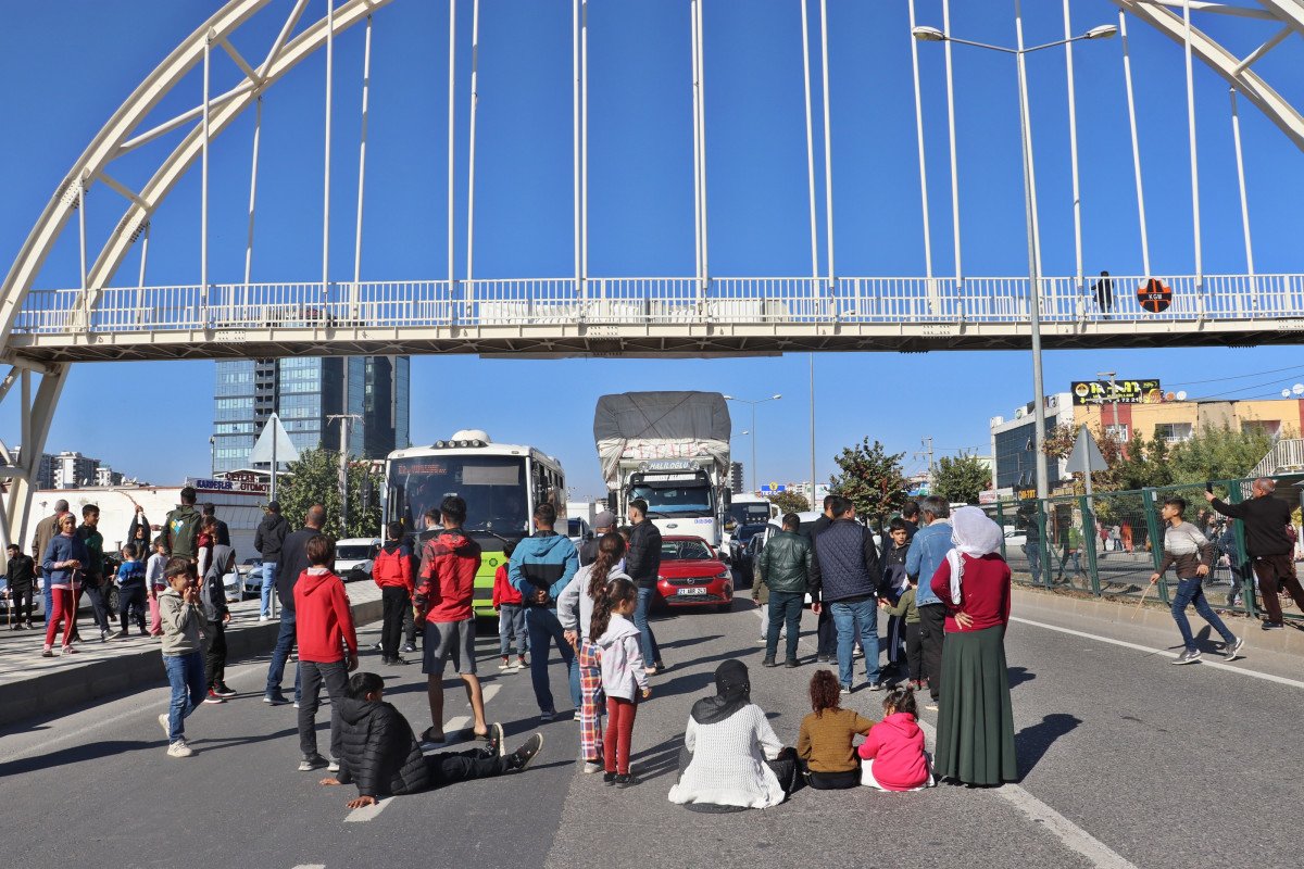 Diyarbakır’da elektrikleri kesilen mahalleli yolu trafiğe kapattı #2