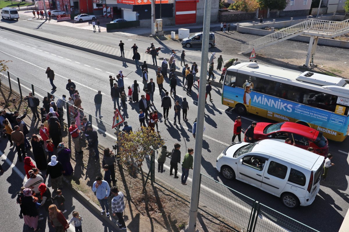 Diyarbakır’da elektrikleri kesilen mahalleli yolu trafiğe kapattı #3