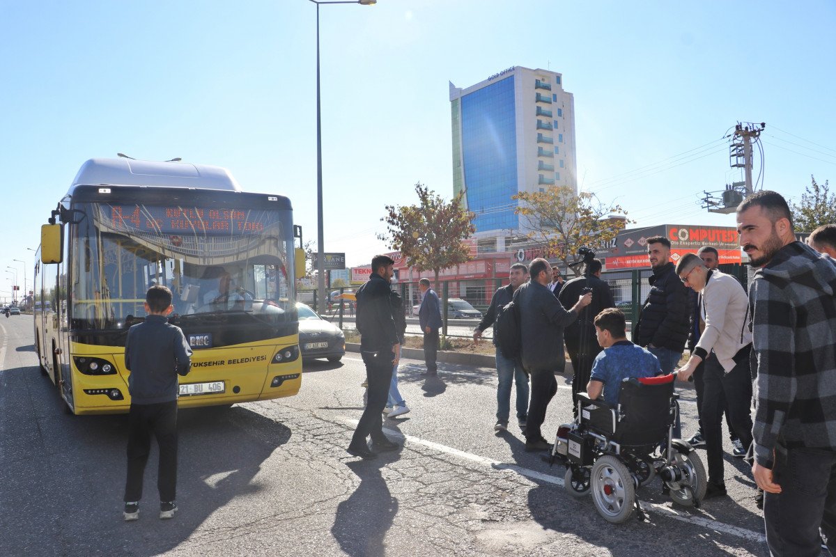 Diyarbakır’da elektrikleri kesilen mahalleli yolu trafiğe kapattı #4