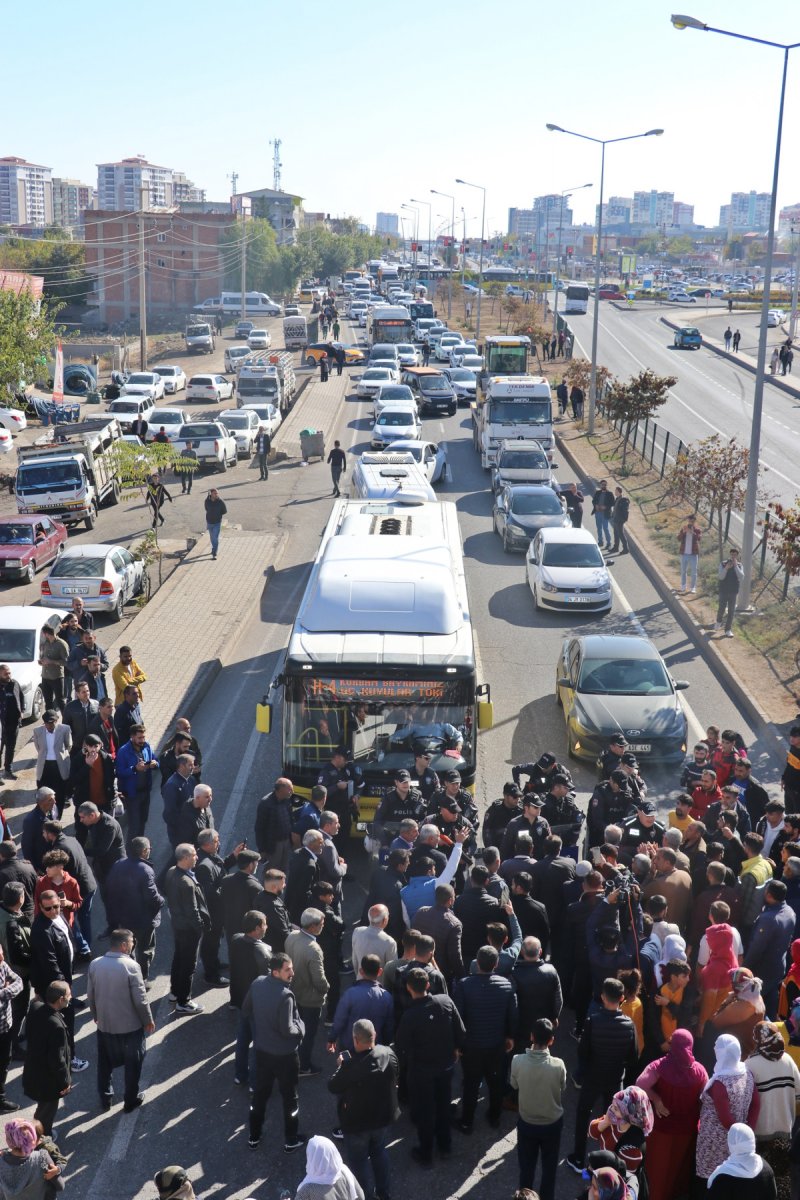 Diyarbakır’da elektrikleri kesilen mahalleli yolu trafiğe kapattı #5