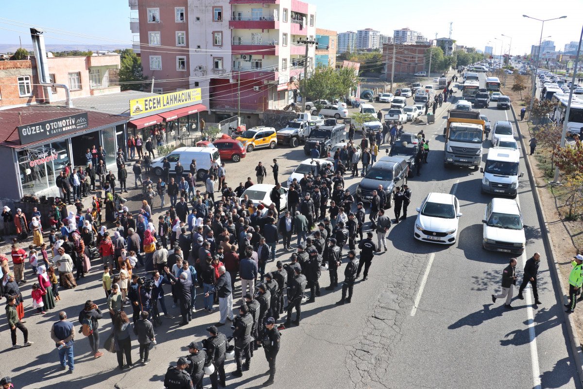 Diyarbakır’da elektrikleri kesilen mahalleli yolu trafiğe kapattı #6