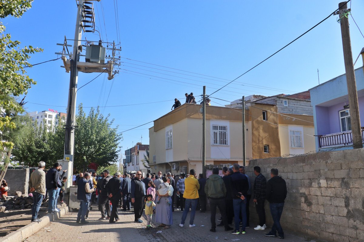 Diyarbakır’da elektrikleri kesilen mahalleli yolu trafiğe kapattı #7