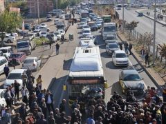 Diyarbakır’da elektrikleri kesilen mahalleli yolu trafiğe kapattı