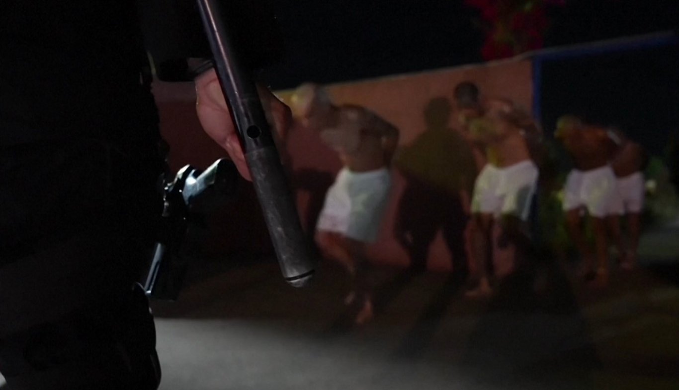 El Salvador'un en tehlikeli 2 bin suçlusu daha hapishaneye nakledildi