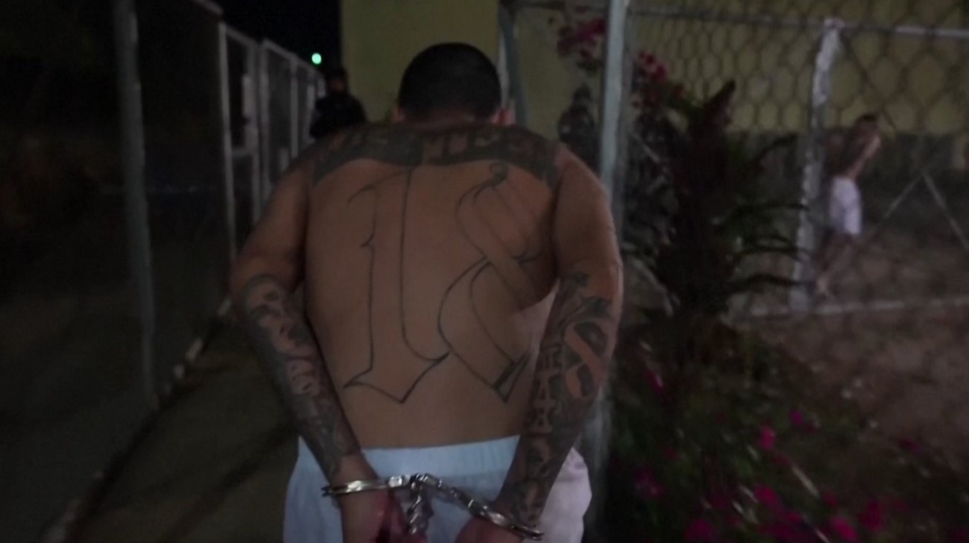 El Salvador'un en tehlikeli 2 bin suçlusu daha hapishaneye nakledildi