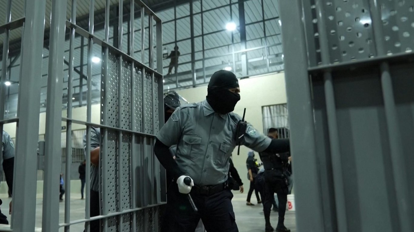 El Salvador'un en tehlikeli 2 bin suçlusu daha hapishaneye nakledildi