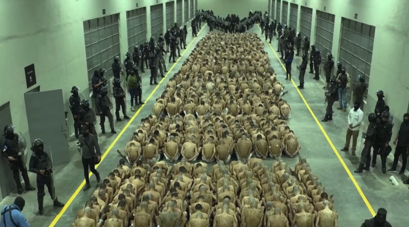 El Salvador'un en tehlikeli 2 bin suçlusu daha hapishaneye nakledildi