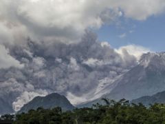 Endonezya’da Merapi Yanardağı’nda patlama