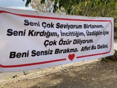 Eşine kendisini affettirmek istedi, çalıştığı marketin önüne pankart asıp çağrıda bulundu: “Affet bu delini”