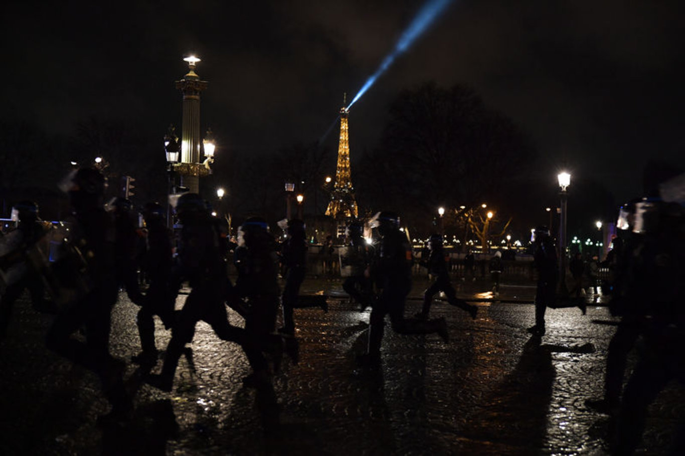 Fransa'da emeklilik reformunu protesto etmek için binlerce kişi sokağa çıktı: Gözaltına alınanların sayısı 500'ü geçti