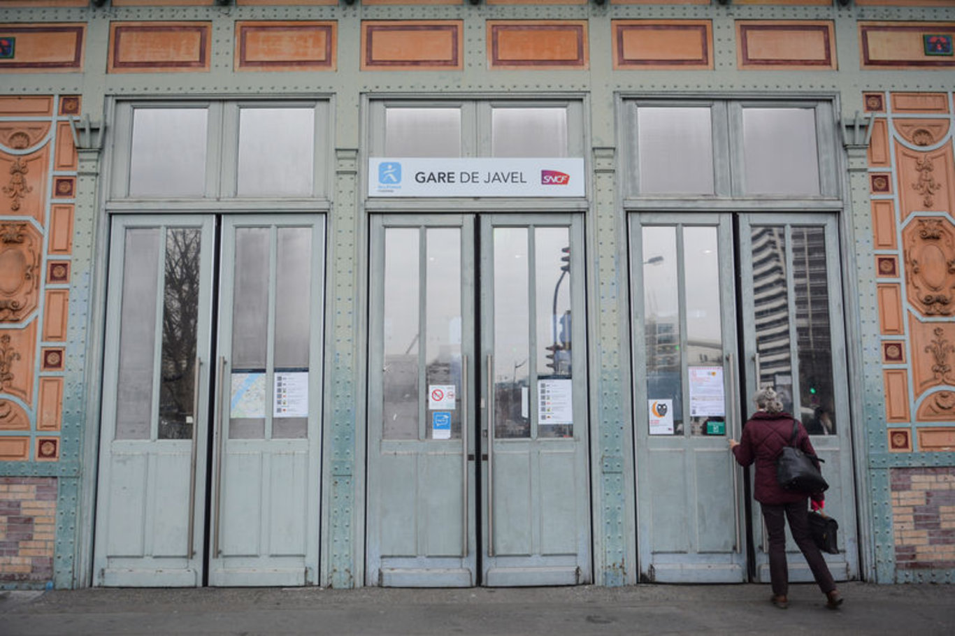 Fransa'da emeklilik reformuna karşı işçiler greve gitti