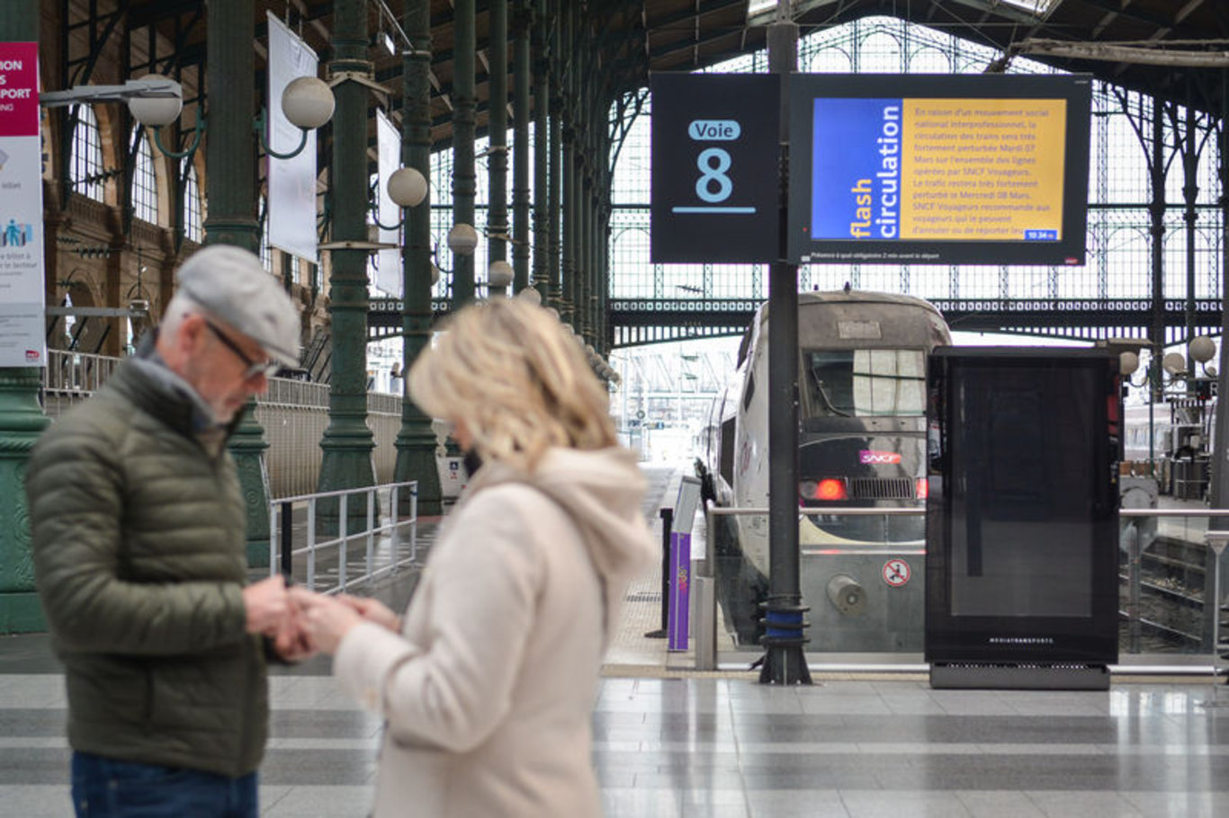 Fransa'da emeklilik reformuna karşı işçiler greve gitti
