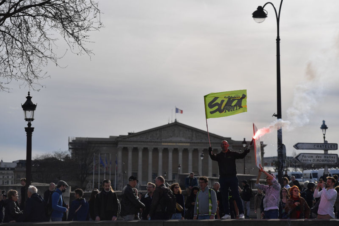 Paris'te emeklilik reformu karşıtlarının düzenlediği gösteride gergin anlar yaşanıyor