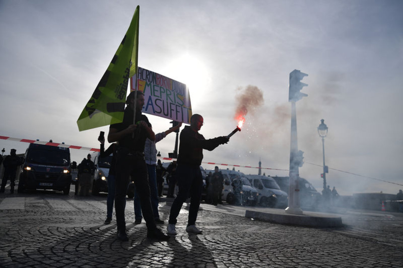 Paris'te emeklilik reformu karşıtlarının düzenlediği gösteride gergin anlar yaşanıyor