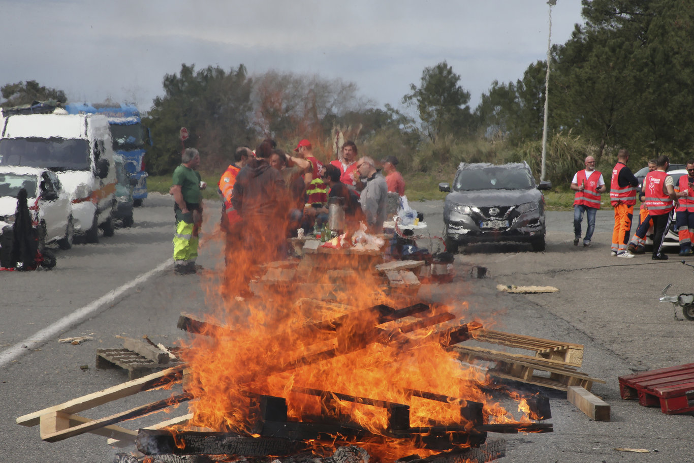Fransa'da tartışmalı emeklilik reformunun onaylanmasının ardından gençler de sokağa çıktı!