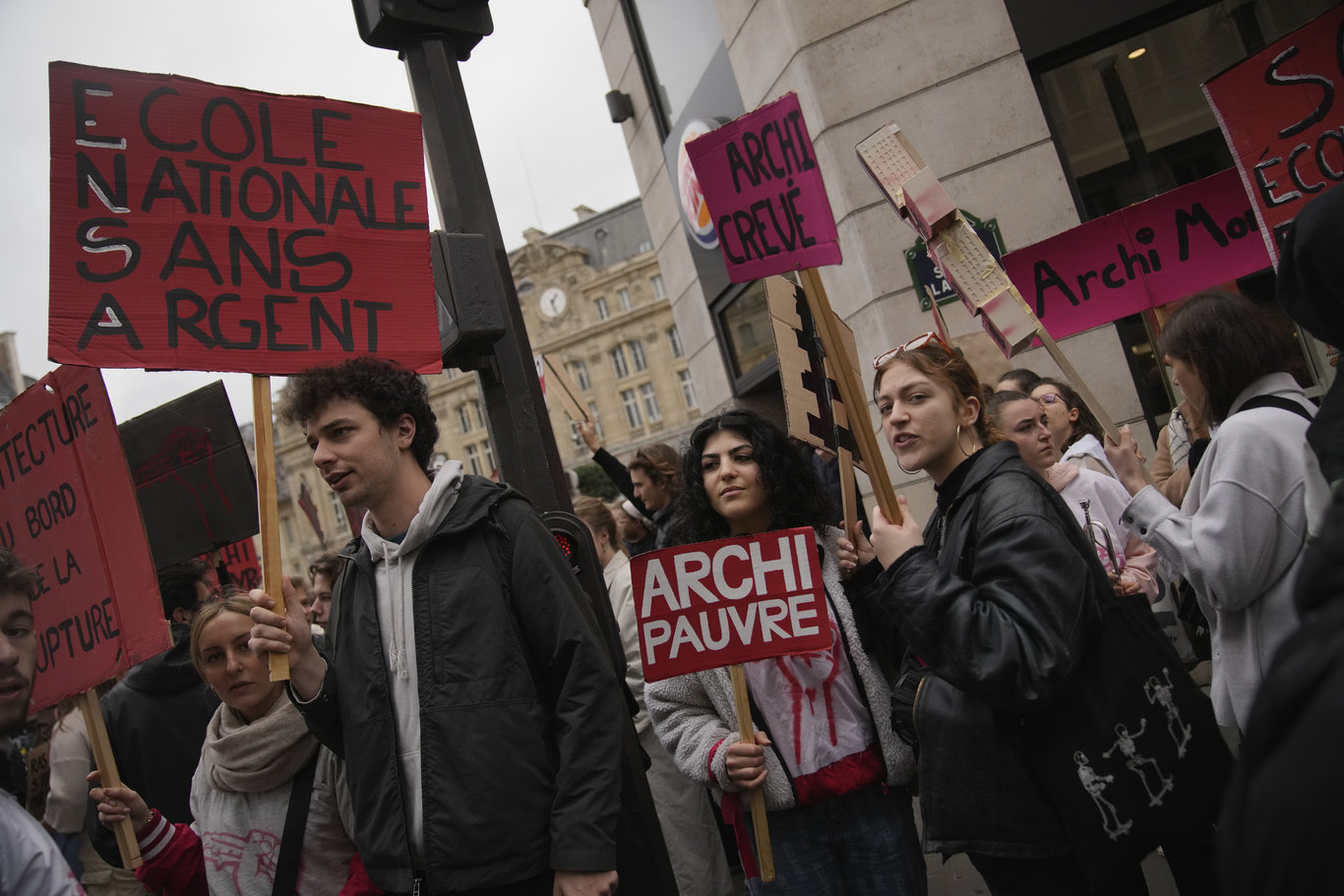 Fransa'da tartışmalı emeklilik reformunun onaylanmasının ardından gençler de sokağa çıktı!