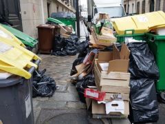 Fransa’da grev: Sokaklarda tonlarca çöp birikti