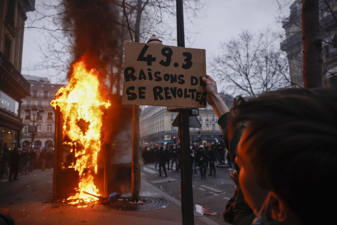 Fransa'da 1 milyondan fazla kişi sokaklarda